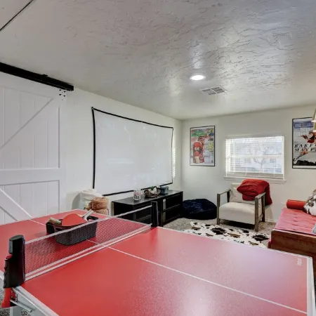 SOONER SUITE - 5 Min From OU - Media Room & Fire Pit - 7 Guests