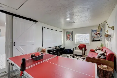 SOONER SUITE - 5 Min From OU - Media Room & Fire Pit - 7 Guests Отели рядом с достопримечательностью «STASH»