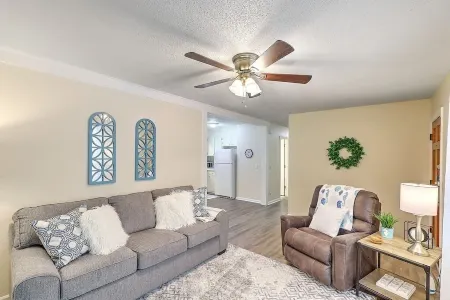 Near Charleston 3 Bed w/Fenced Yard Near Beach! Отели в г. Berkeley County