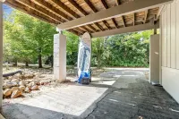 Keowee Key Townhouse- Lake, great deck, outdoor firetable & CLEMSON FOOTBALL! Hotels in Oconee County