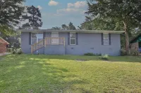 Boho Retreat that sleeps 10, 3bd 2bath centrally located to Ft. Moore and CSU