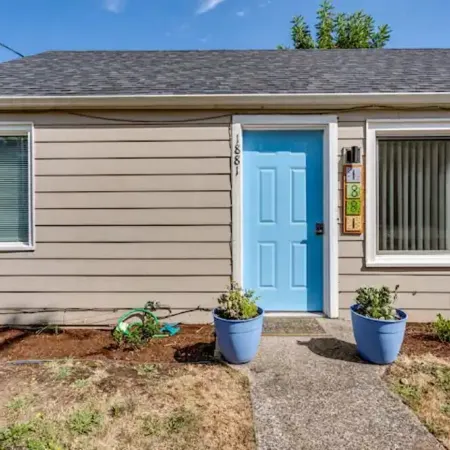 Beautiful 2 bdrm, 1 Bath 4 blocks from The U of O,