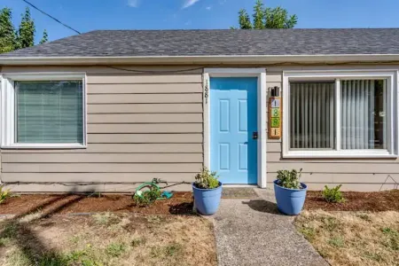 Beautiful 2 bdrm, 1 Bath 4 blocks from The U of O, Отели рядом с достопримечательностью «KLCC»