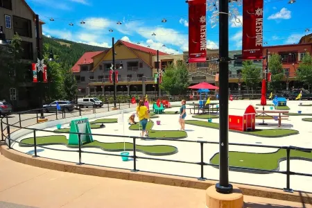 Best deck view of River Run ski slope 1 min walk to gondola/village 2 bed 2 bath