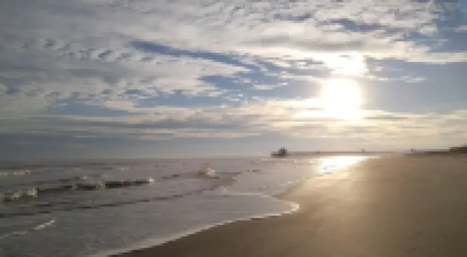 1 Block to THE MOTHER SEA.  Super easy and quick walk.