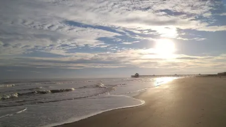 1 Block to THE MOTHER SEA.  Super easy and quick walk.