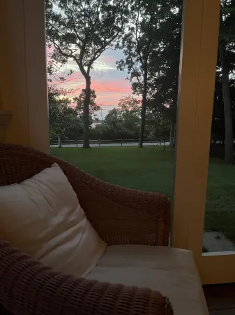 East Hampton: Chic 4 bed, Water Views, Walk to Beach, 5 min drive to Amagansett Отели в г. Спрингс