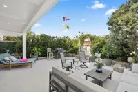 Beach home with dock! Duffy boat available at additional cost. Walk everywhere!