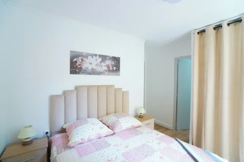 Forum-La gare apartment, T2 50 m2, air-conditioned, garage, courtyard 80m2