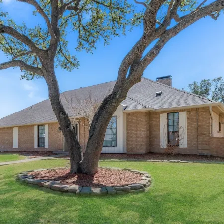 One Story House, King Beds, TV in all bedrooms, Desks, Grill and Pool.