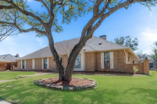 One Story House, King Beds, TV in all bedrooms, Desks, Grill and Pool.