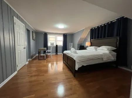 Beautiful place minutes away to New York City .