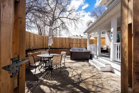 Hot Tub / Near Downtown / A/C / Couples Retreat