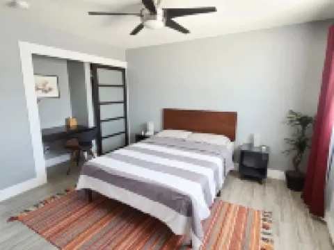 Modern 3BR house next to Airport & Strip! - Bungalows