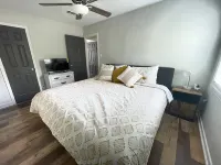 Modern Farmhouse w/Gameroom and theater room close to everything Hotels in Pearl