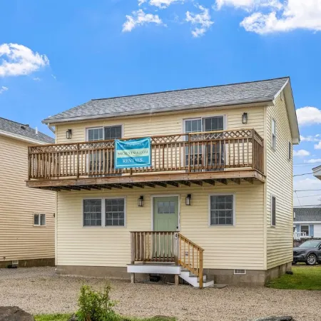 Attractive, updated 2-bedroom home, 5 min walk to beach, pets ok, onsite parking