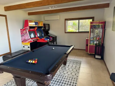 The Lookout at Pirate's Bay. 3BR, 2BA, ocean views, pool table, arcade machine Отели в г. Порт-Артур