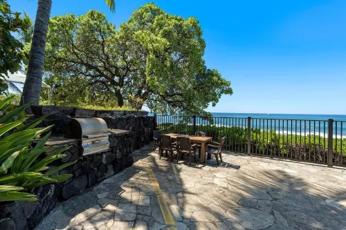 New! Top Floor! Spacious Oceanfront Condo with Amazing Lanai and A/C!
