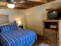 Comfortable Quiet Cabin 8 miles outside of Carrizo Springs