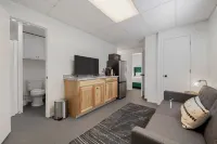 Private Suite, Sleep and Bike- Seconds 2  trail! Private Basement Apartment.