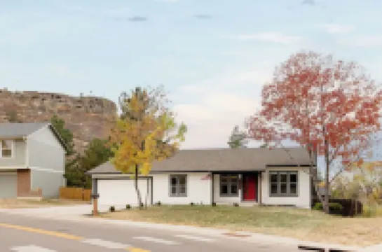 Updated & Spacious 5-bedroom house with Views of the Rock and Mountains Hotels in Castle Rock