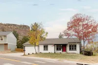 Updated & Spacious 5-bedroom house with Views of the Rock and Mountains