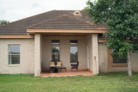 Tropical Family Funhouse, Relax: No Chore Pet friendly Rental Отели рядом с достопримечательностью «IBC Bank»