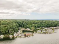 Waterfront Hot Tub On The Bay Hoteles en Irondequoit