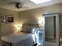 Location! Quiet Garden Private Cottage