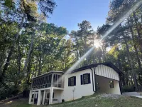 Charming Home 10min from Airport, close to DT Atlanta . Enjoy privacy & comfort!