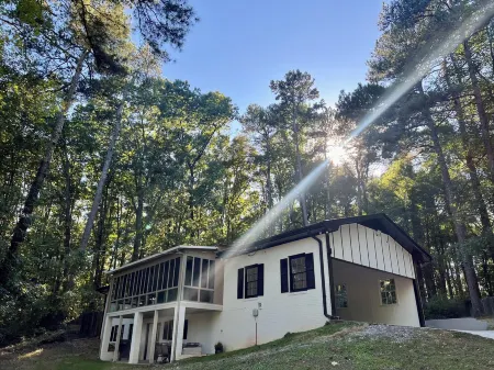 Charming Home 10min from Airport, close to DT Atlanta . Enjoy privacy & comfort!