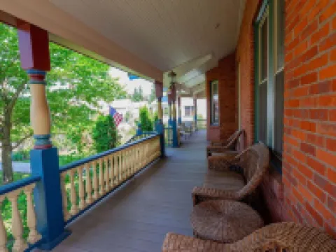 Atv-snowmobile Trail, Close to Marquette, Parking, 9 bedrooms, sleeps 18 People. Hotels in Ishpeming