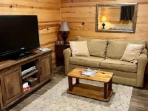 Cozy cabin on Lake Ludwig with a nice view of the lake. Pet friendly! 約翰遜縣酒店