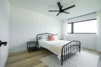 *THE BLACK SHEEP* - Modern, Unique & Clean - BY MSU Hotels near T.J. Maxx