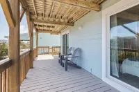 Wave Watcher - Amazing Ocean and Sound Views - One minute walk to the beach!