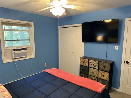 Waterfront on Lake Sunnyside near Lake George!