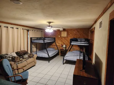 Lakehouse on lake Istokpoga. Separate inlaws quarters, 10 minutes from Raceway Hotels near Desoto City Ballfield