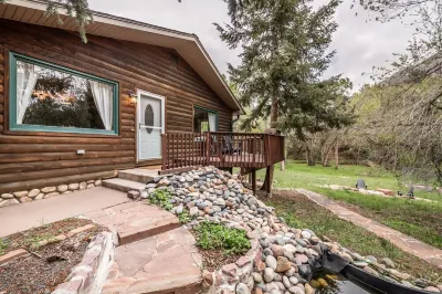 Beautiful 5 BR Creek-side Cabin Pikes Peak Отели рядом с достопримечательностью «Cave of the Winds»