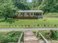 Charming Mtn Cabin, Hot Tub+Fire Pit, Private, WiFi, Grill, Near Green Mtn Area! Hotels in Mitchell County