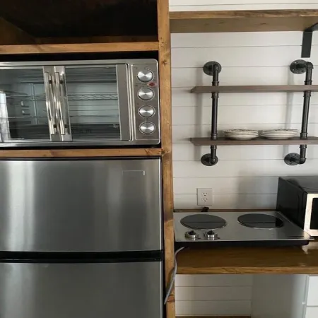 Tiny home with big personality. Close to everything because everything is close! Отели в г. Роско