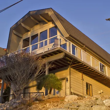 Cozy Camano Island Retreat & Gallery w/beach access.