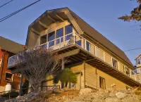 Cozy Camano Island Retreat & Gallery w/beach access.