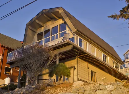 Cozy Camano Island Retreat & Gallery w/beach access.