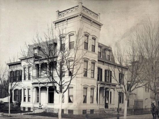 Sunny, Downtown, Roomy Apt/Free Parking/Sleeps 5!