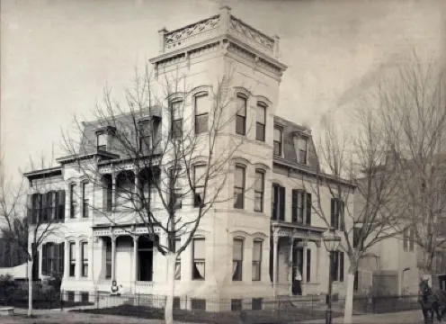 Sunny, Downtown, Roomy Apt/Free Parking/Sleeps 5! Hotels in 