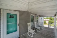 The Teal Door is a 3 Bedroom 1 Bath Unit. Sleeps 6. Linens Included! - 3성급