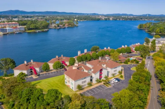 Sophisticated 2BR Lake Condo "The Oar" with open channel views of Lake Hamilton - 4 stjerner