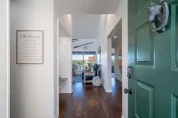 Sophisticated 2BR Lake Condo "The Oar" with open channel views of Lake Hamilton