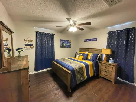 Lakeview Escape: Charming cottage with private dock on Lake Holbrook