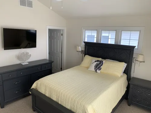 Spacious 5-Bedroom Beach House – Ideal for Families, Walk to Ocean & Downtown